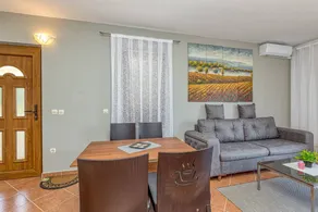Flat with terrace - Image 2