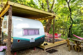 Charming Vintage Trailer with Colorful 50s Décor near Honey Grove, Texas - Image 2