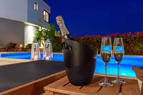 Villa with garden, BBQ & sauna | City view - Image 3