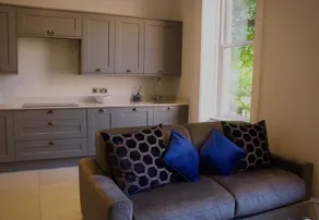 Apartment with garden - Image 4