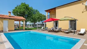 Holiday home with pool, terrace & garden - Image 2