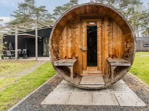 Lodge with terrace, heated pool & sauna - Image 5
