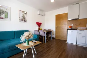 Apartment with terrace - Image 5