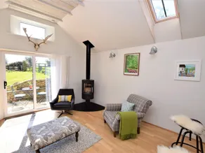 Lodge with garden - Image 2