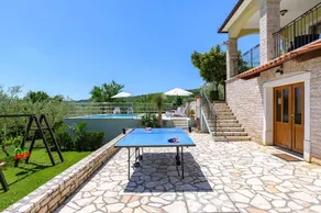 Family-friendly villa with BBQ, garden & private pool - Image 4