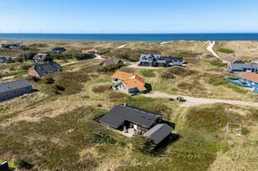 Holiday home with terrace - Image 3
