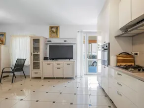 Holiday home with barbeque & garden - Image 5