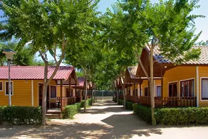 Holiday home with terrace, garden & pool - Image 3