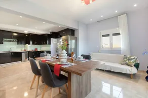 Three-Bedroom Apartment with Balcony, Hot Tub, Wi-Fi, and Air Conditioning - Image 3