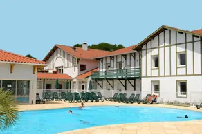 Flat with heated pool & terrace - Image 2