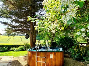 Family-oriented cottage with garden, hot tub & barbecue - Image 2