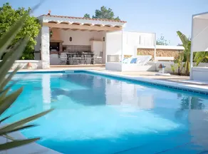 Fully equipped ample villa with barbecue, private pool & terrace | Garden view - Image 2
