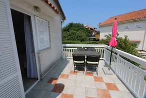 Apartment with barbecue & garden - Image 5