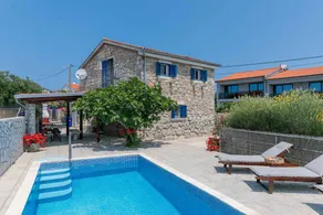 Villa with terrace, BBQ & private pool - Image 2