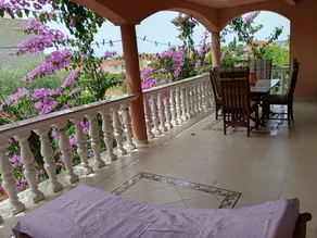 Appartement avec barbecue, terrasse et jardin - Image 5