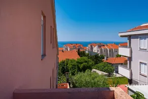 Child-friendly flat with garden | Garden view - Image 2