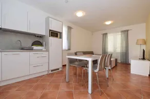 Apartment with terrace & garden - Image 4