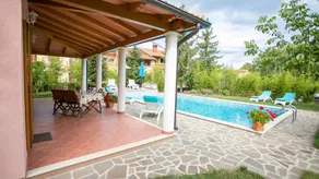 Holiday apartment with terrace, garden & barbecue - Image 4