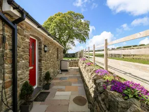 Cottage with garden & jacuzzi - Image 3