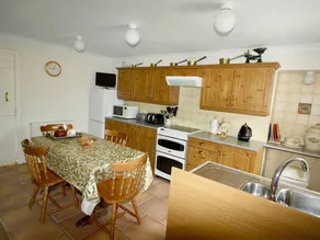 Children-friendly cottage with garden - Image 4
