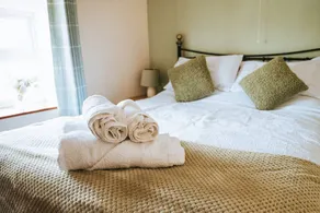 Luxury Farmhouse Sleeps 8 Hottub Brecon Beacons - Image 3