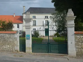 Holiday home with garden & barbeque - Image 2