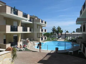 Apartamento con piscina, terraza y jardín | Vistas a la playa - Image 2