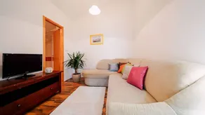 Flat with garden, jacuzzi & terrace - Image 2