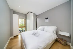 Stylish Flat by Victoria Park - Image 5