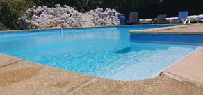Maison avec terrasse, barbecue et jardin | Vue piscine - Image 3