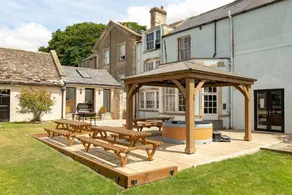 Cottage with garden, barbecue & jacuzzi - Image 3
