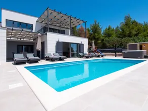 Holiday home with BBQ, terrace & garden - Image 3