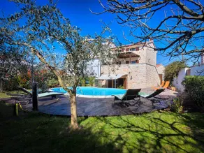 Villa with barbeque, garden & terrace - Image 2