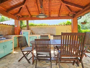 Holiday home with terrace, BBQ & garden - Image 4