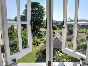 Cottage with terrace & garden - Image 2