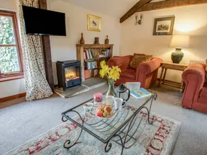 Cottage with pool & garden - Image 3