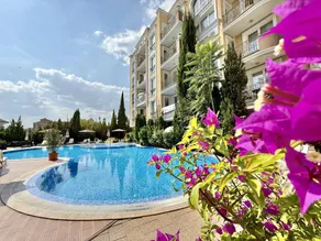 Flat with garden & pool - Image 2