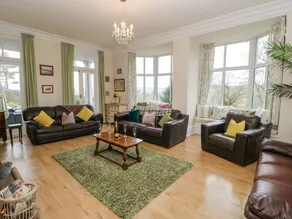 Cottage with garden & hot tub - Image 3