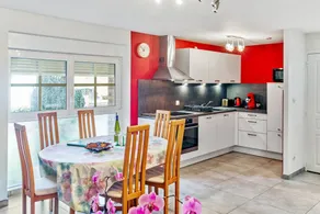 Fully equipped holiday home with garden & terrace | Garden view - Image 2