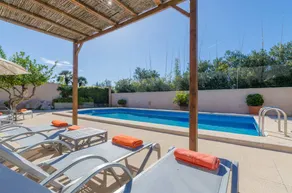 Villa avec barbecue, piscine privée et jardin - Image 3