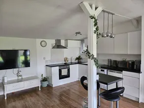 Dunmow 1-Bed Cabin, Sleeps 4, 10 mins to Stansted - Image 4