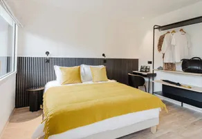 Aparthotel with terrace - Image 2