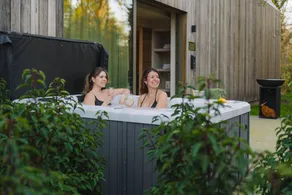 Erleben Sie Luxus und Entspannung in der Wellness Suite, mit Sauna, Jacuzzi und ruhiger Lage am Waldrand. - Image 5