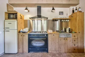 Holiday home with barbeque, jacuzzi & terrace | Garden view - Image 5