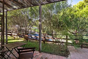 Chambre chez l'habitant avec piscine, barbecue et terrasse | Vue jardin - Image 2