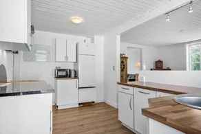 Holiday home with terrace & garden - Image 4