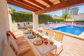 Villa with barbecue, garden & private pool - Image 4