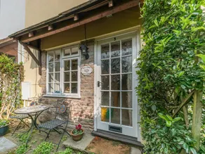 Charming cottage with garden & terrace - Image 3