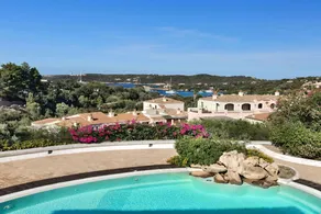 Resort with pool | Next to the beach - Image 4