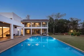 Apartment with garden & pool - Image 3